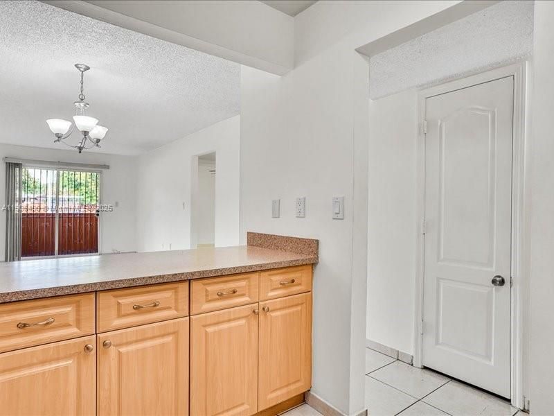 На продажу: $295,000 (2 спален, 1 ванн, 1015 Квадратных фут)