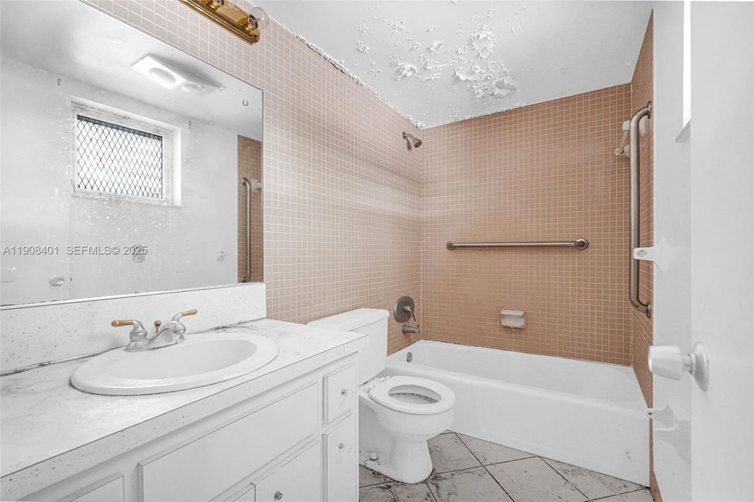 For Sale: $130,000 (0 beds, 1 baths, 490 Square Feet)