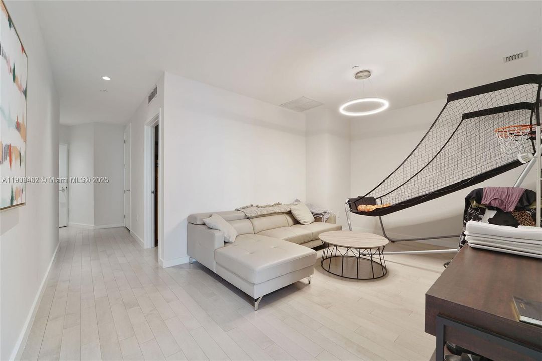 For Rent: $34,000 (4 beds, 5 baths, 3800 Square Feet)