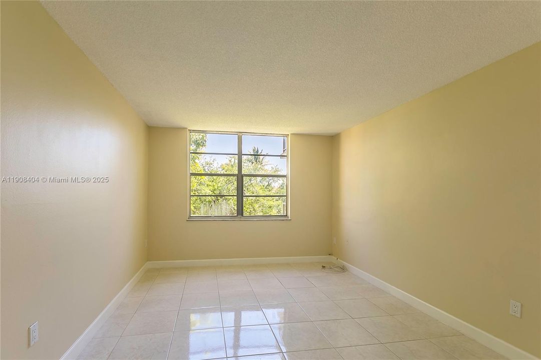 For Rent: $1,900 (1 beds, 1 baths, 840 Square Feet)