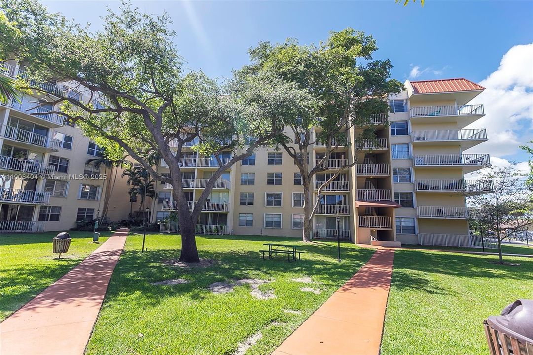 For Rent: $1,900 (1 beds, 1 baths, 840 Square Feet)