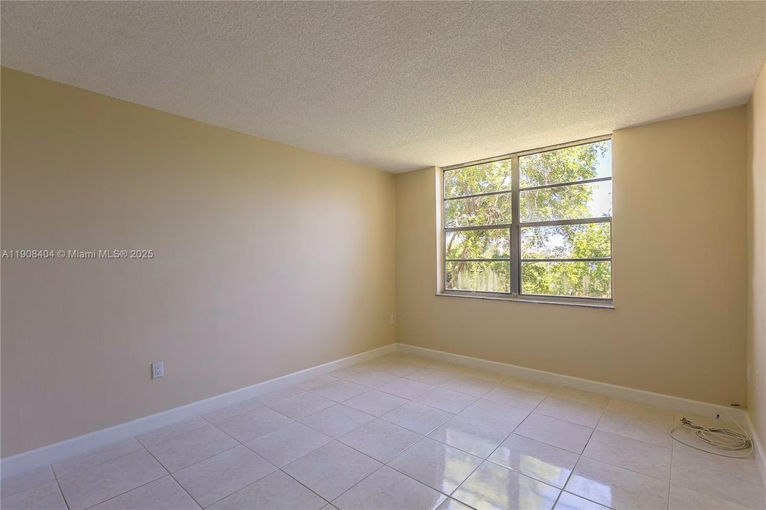 For Rent: $1,900 (1 beds, 1 baths, 840 Square Feet)