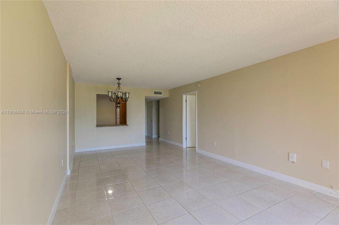 For Rent: $1,900 (1 beds, 1 baths, 840 Square Feet)