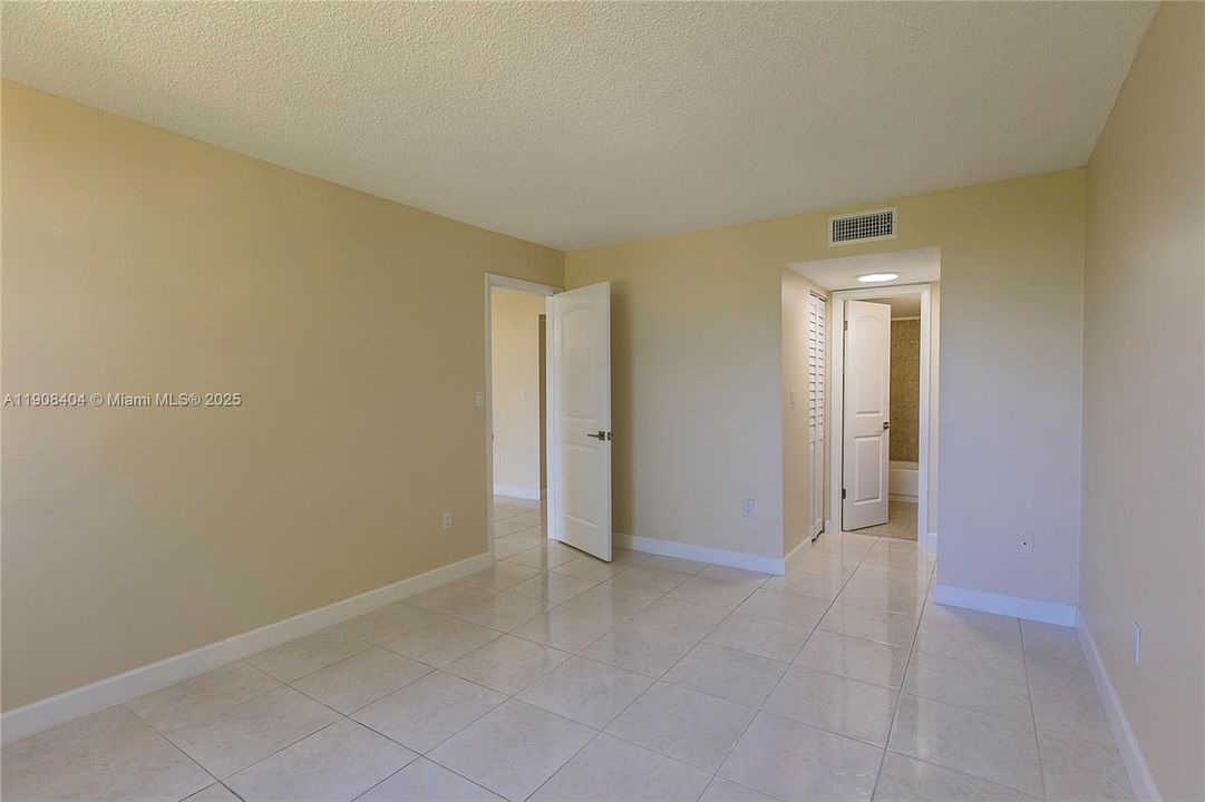 For Rent: $1,900 (1 beds, 1 baths, 840 Square Feet)