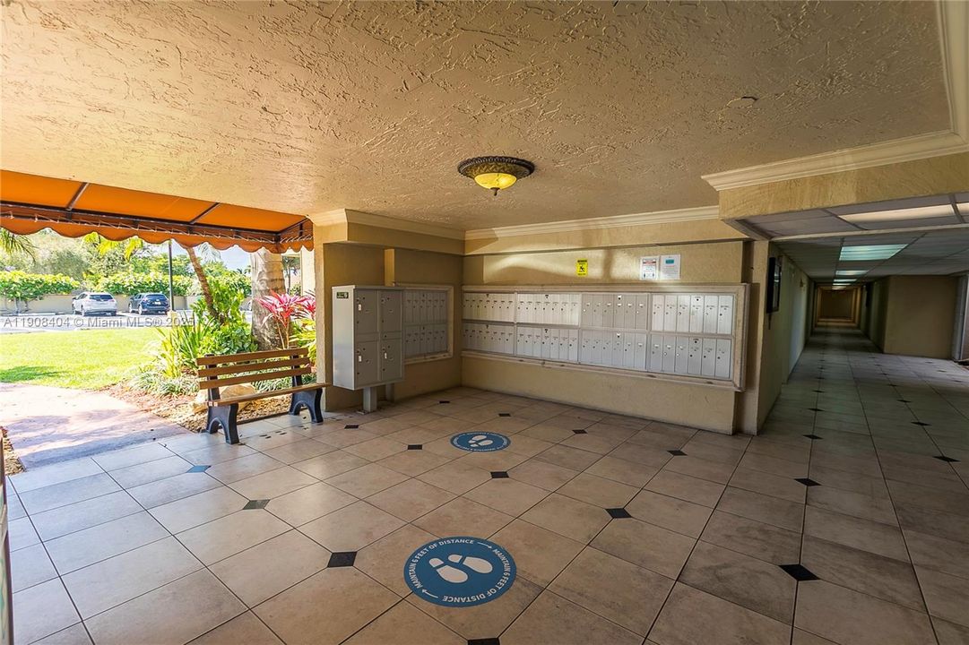 For Rent: $1,900 (1 beds, 1 baths, 840 Square Feet)