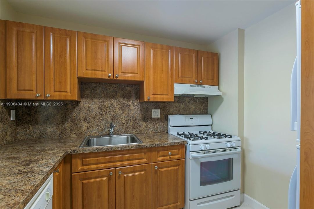 For Rent: $1,900 (1 beds, 1 baths, 840 Square Feet)