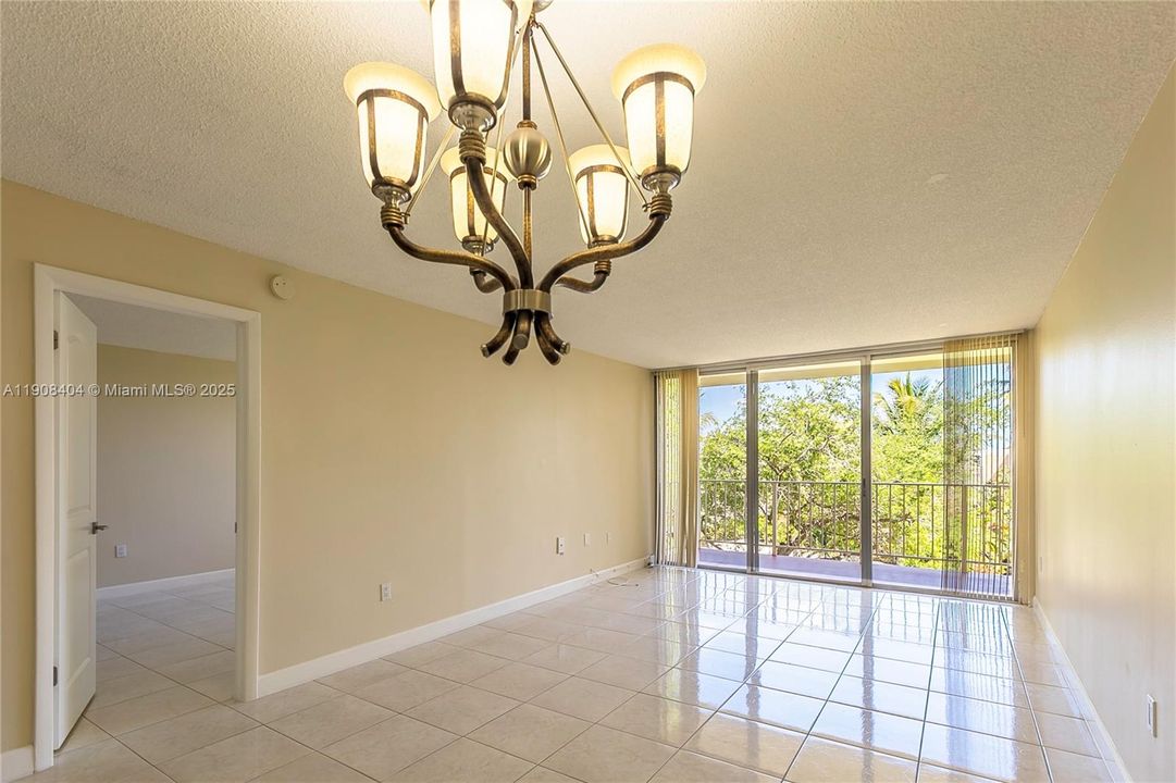 For Rent: $1,900 (1 beds, 1 baths, 840 Square Feet)