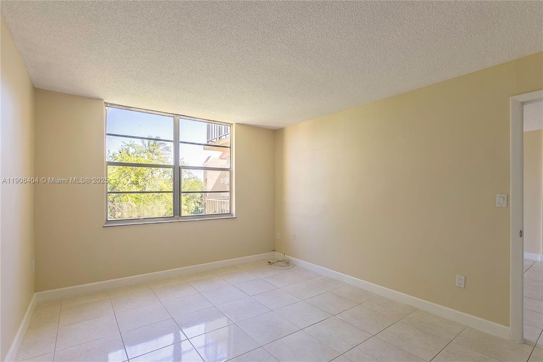 For Rent: $1,900 (1 beds, 1 baths, 840 Square Feet)