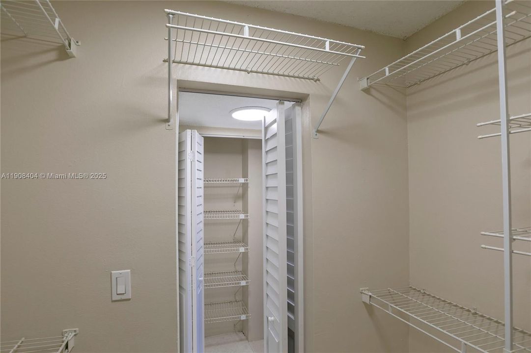 For Rent: $1,900 (1 beds, 1 baths, 840 Square Feet)