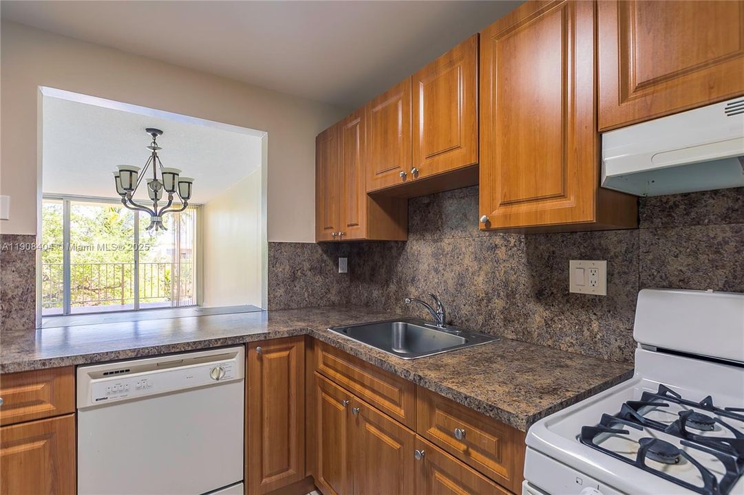 For Rent: $1,900 (1 beds, 1 baths, 840 Square Feet)