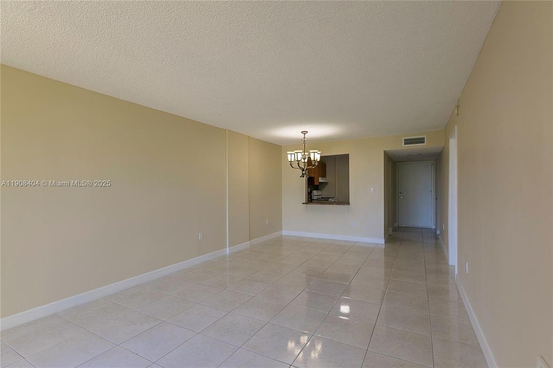 For Rent: $1,900 (1 beds, 1 baths, 840 Square Feet)