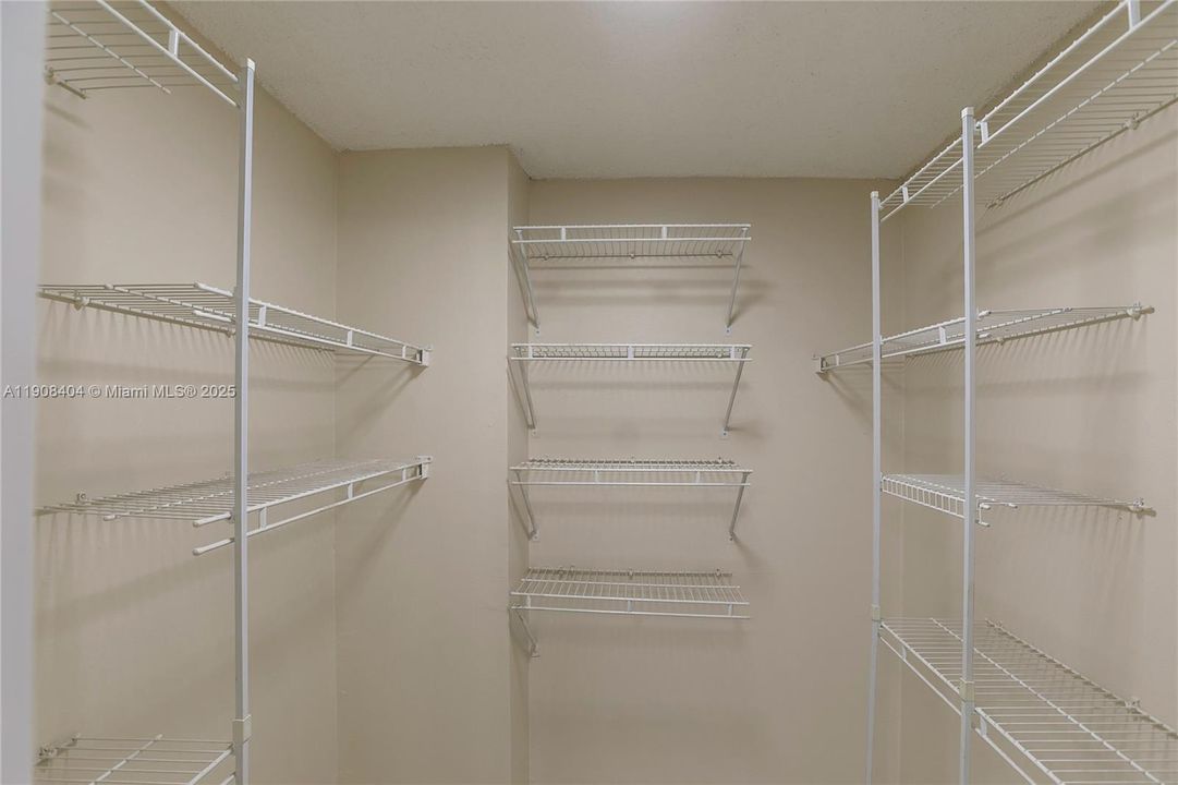 For Rent: $1,900 (1 beds, 1 baths, 840 Square Feet)