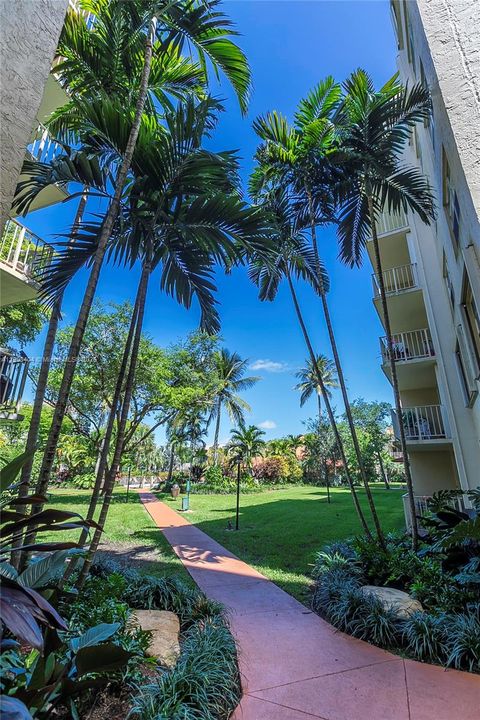 For Rent: $1,900 (1 beds, 1 baths, 840 Square Feet)