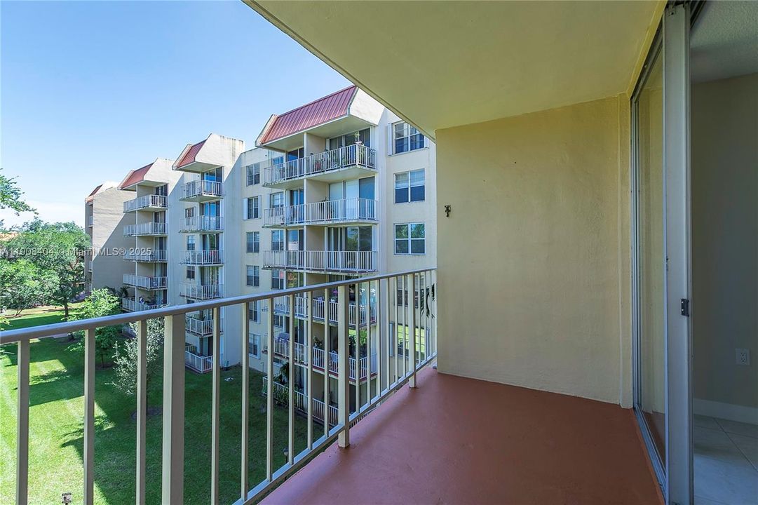 For Rent: $1,900 (1 beds, 1 baths, 840 Square Feet)