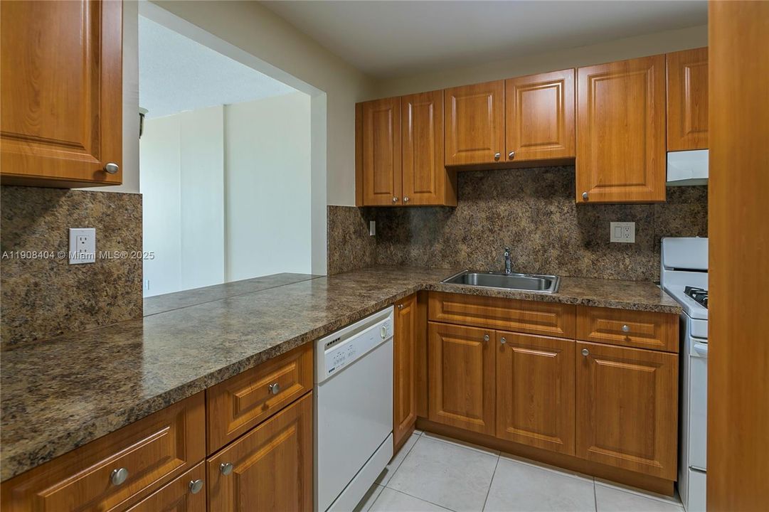 For Rent: $1,900 (1 beds, 1 baths, 840 Square Feet)