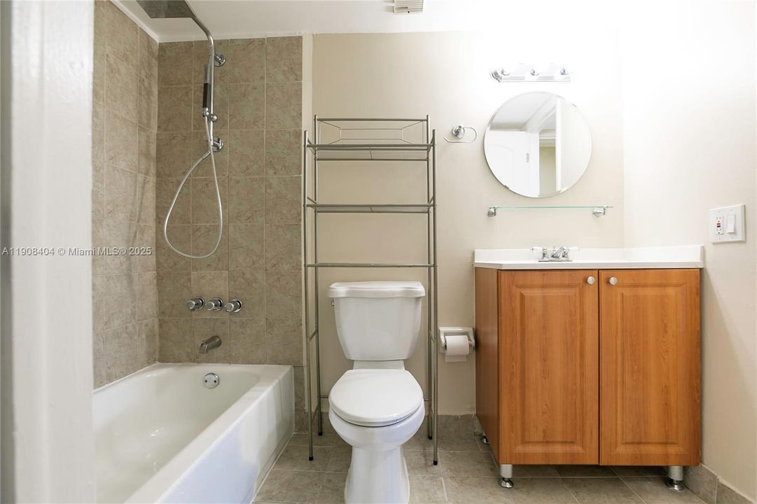 For Rent: $1,900 (1 beds, 1 baths, 840 Square Feet)