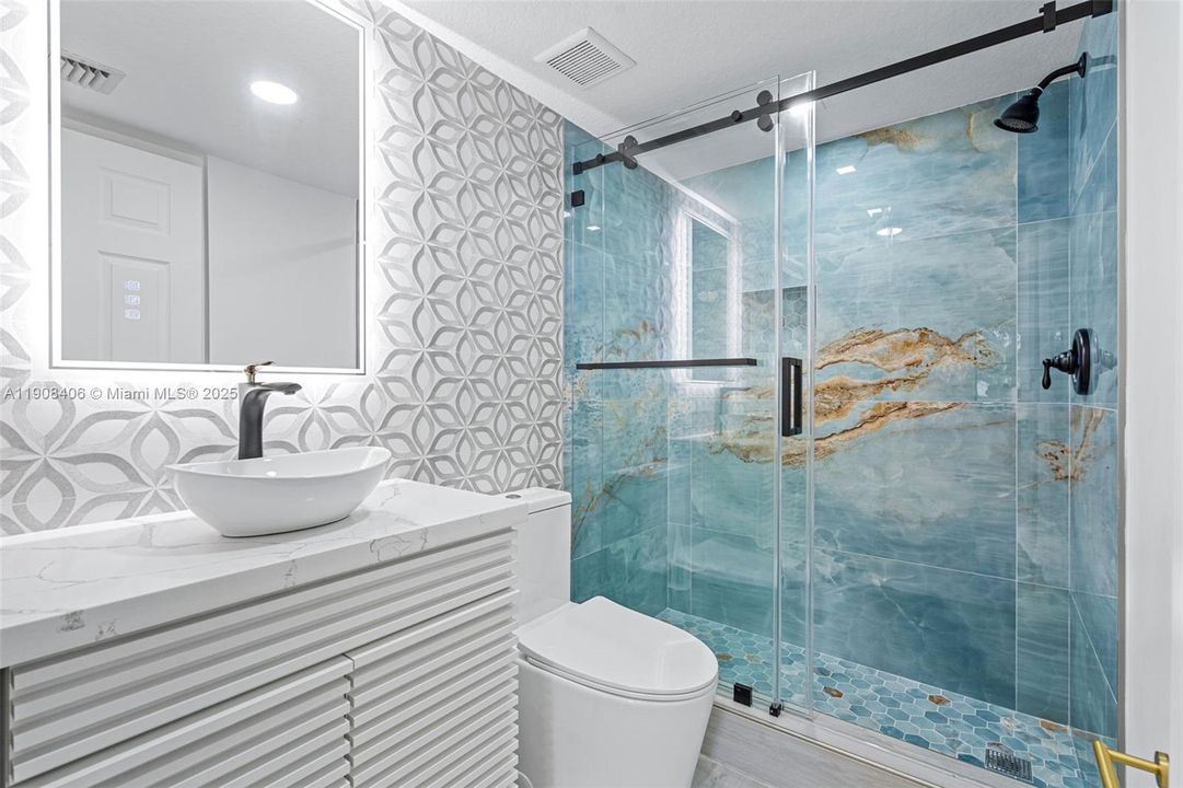 На продажу: $309,000 (2 спален, 2 ванн, 809 Квадратных фут)