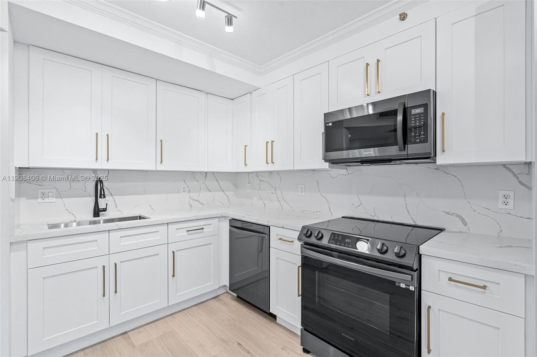 На продажу: $309,000 (2 спален, 2 ванн, 809 Квадратных фут)