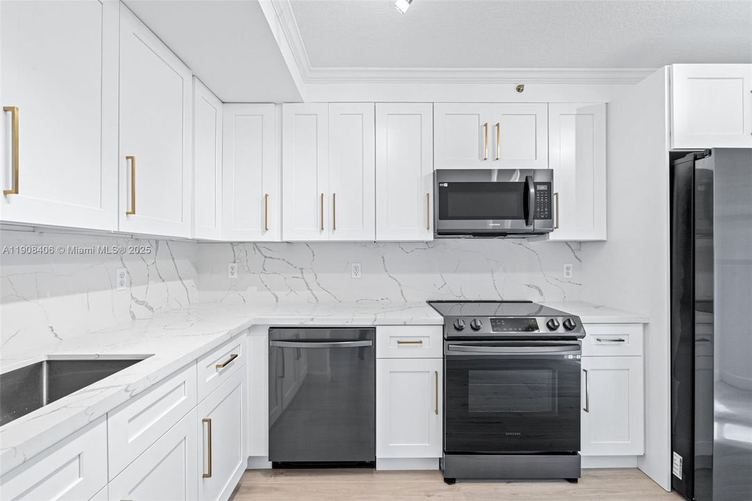 На продажу: $309,000 (2 спален, 2 ванн, 809 Квадратных фут)