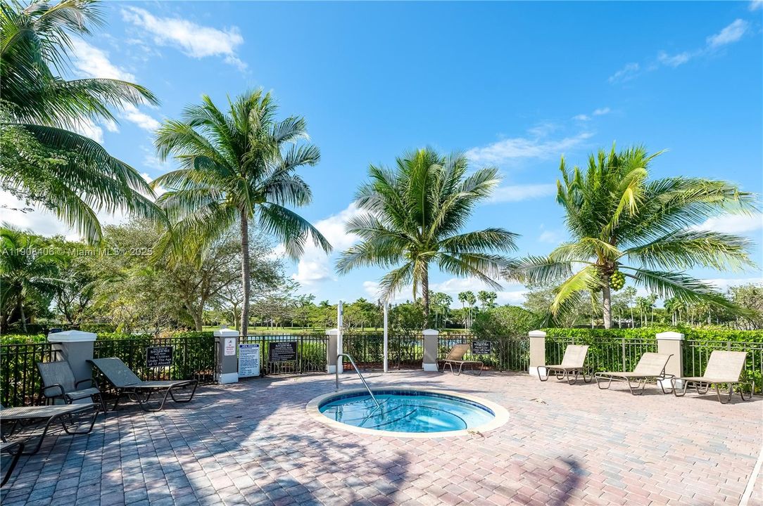 На продажу: $309,000 (2 спален, 2 ванн, 809 Квадратных фут)