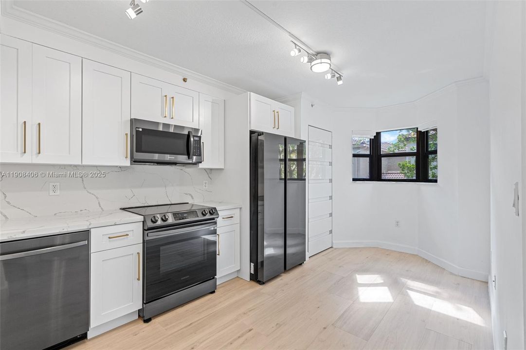 На продажу: $309,000 (2 спален, 2 ванн, 809 Квадратных фут)