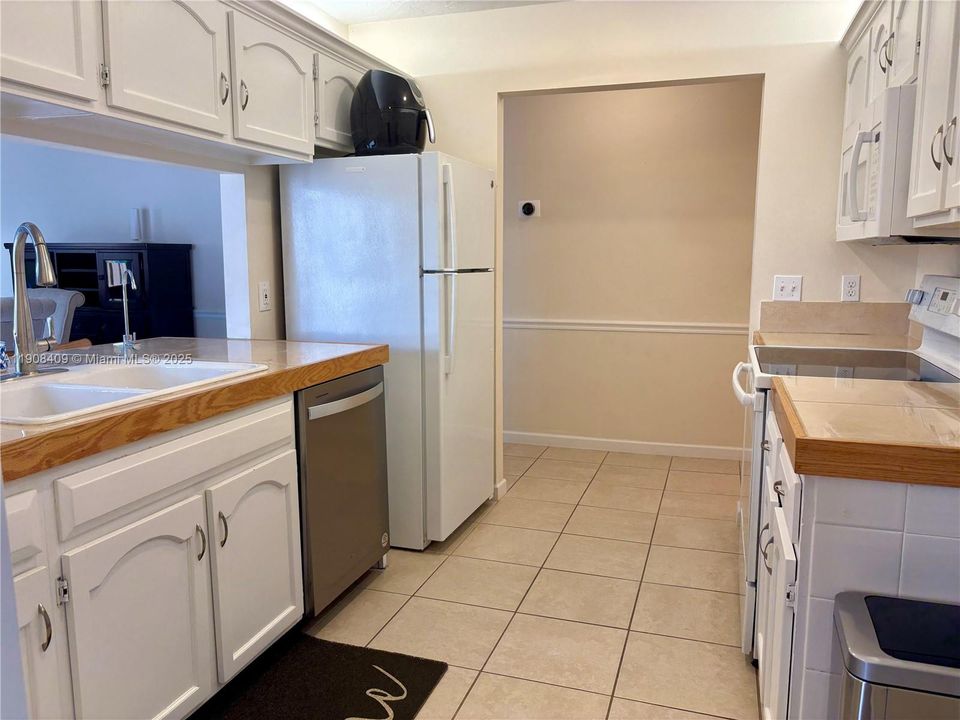 Active With Contract: $285,000 (2 beds, 2 baths, 1179 Square Feet)