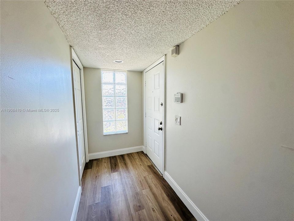 For Rent: $2,400 (2 beds, 2 baths, 1231 Square Feet)