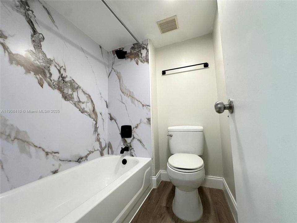 For Rent: $2,400 (2 beds, 2 baths, 1231 Square Feet)