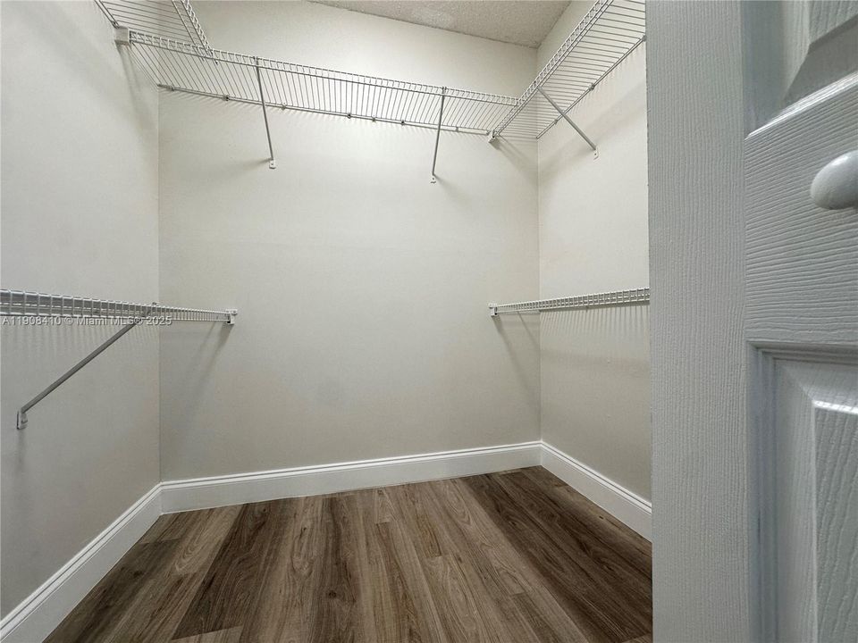 For Rent: $2,400 (2 beds, 2 baths, 1231 Square Feet)