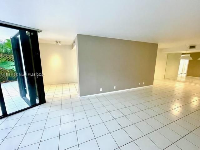 For Sale: $365,000 (2 beds, 2 baths, 1214 Square Feet)