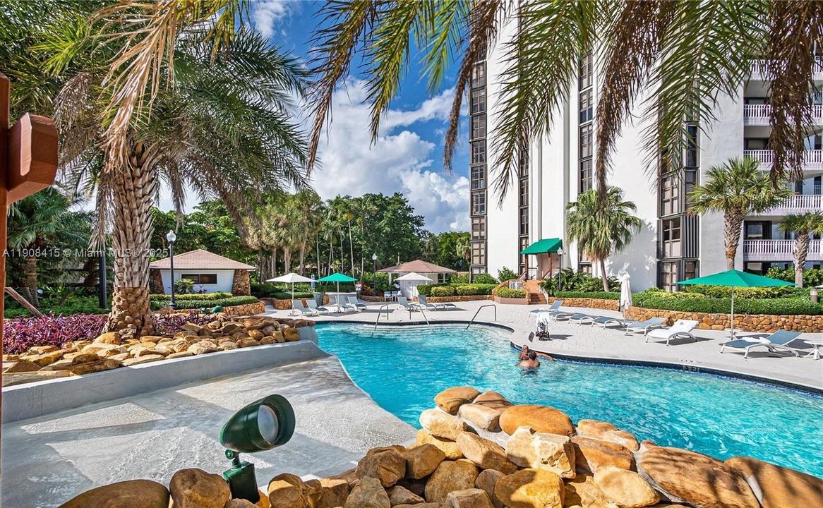 For Sale: $365,000 (2 beds, 2 baths, 1214 Square Feet)