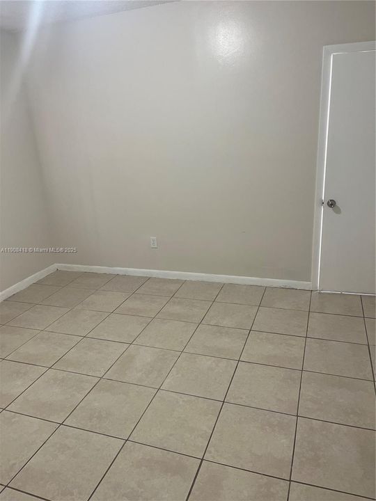 Recently Rented: $2,050 (2 beds, 1 baths, 800 Square Feet)