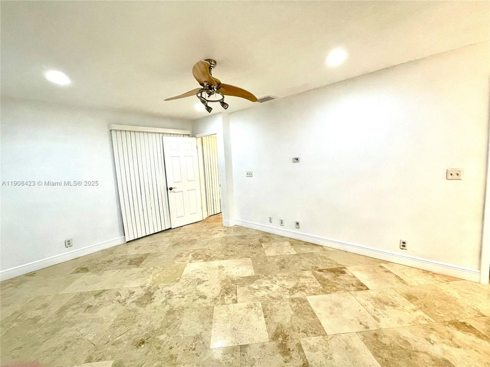 Под контрактом: $2,300 (2 спален, 2 ванн, 982 Квадратных фут)