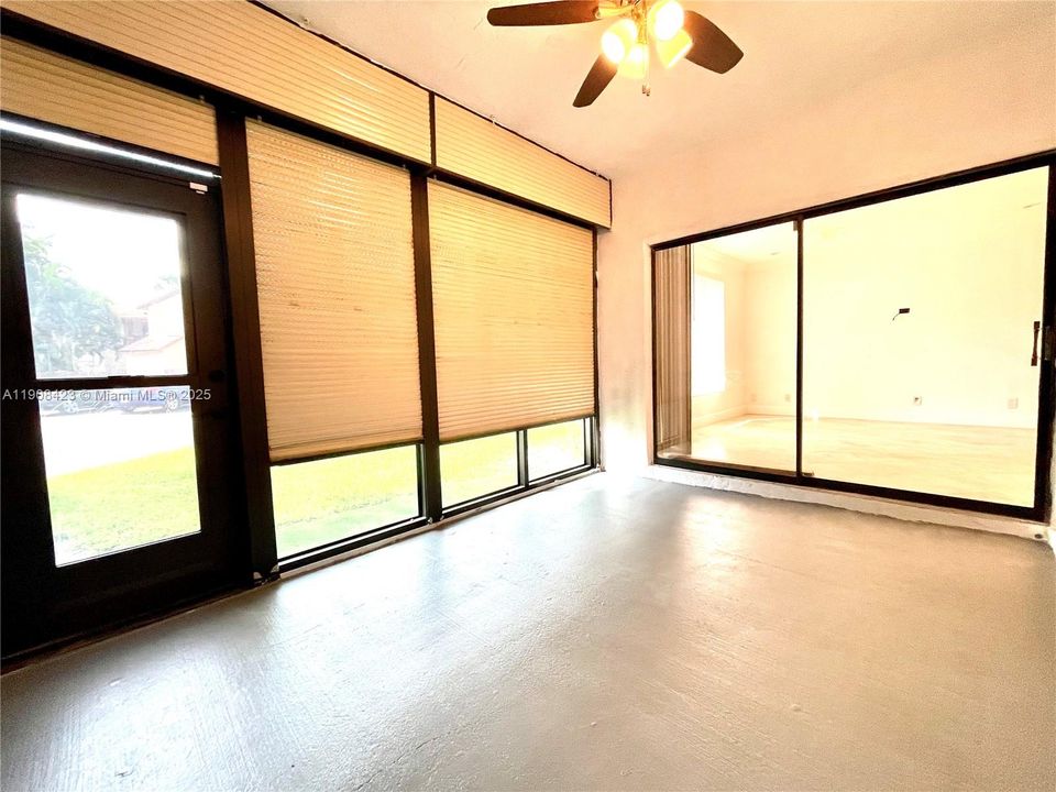 Под контрактом: $2,300 (2 спален, 2 ванн, 982 Квадратных фут)