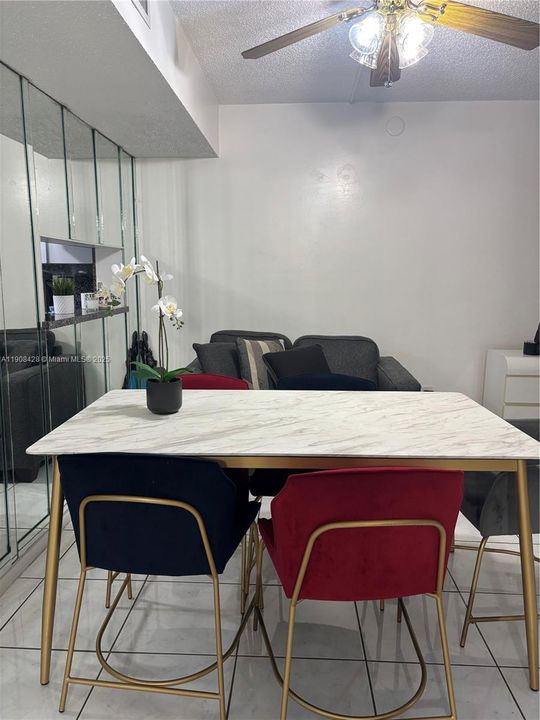 合同活跃: $230,000 (2 贝兹, 2 浴室, 1030 平方英尺)