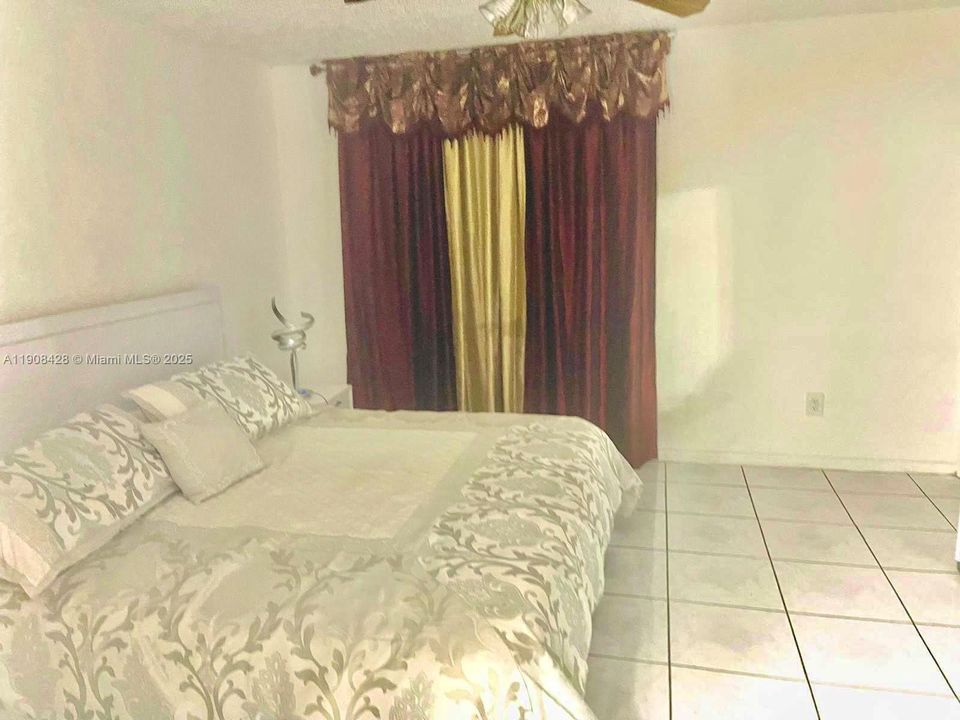 合同活跃: $230,000 (2 贝兹, 2 浴室, 1030 平方英尺)