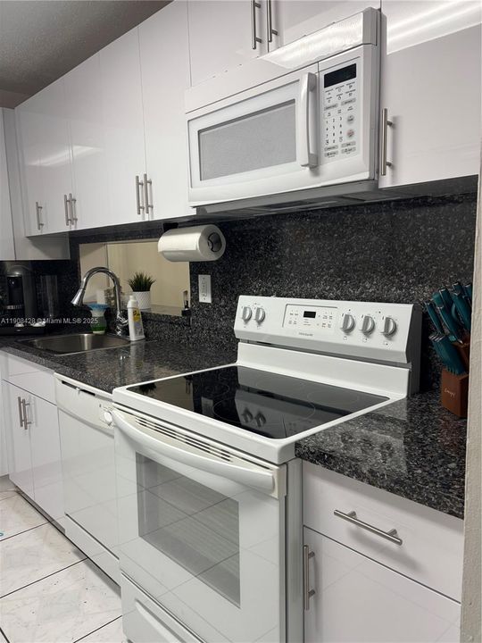 合同活跃: $230,000 (2 贝兹, 2 浴室, 1030 平方英尺)