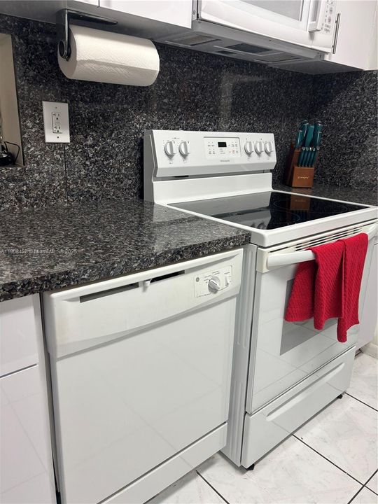 合同活跃: $230,000 (2 贝兹, 2 浴室, 1030 平方英尺)