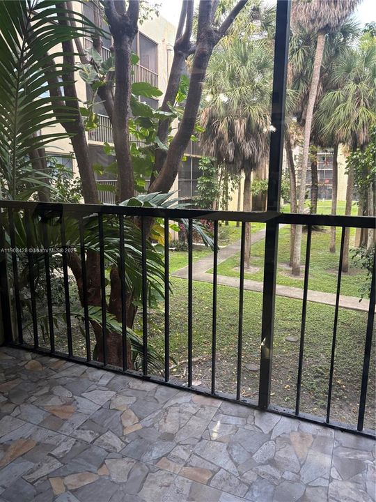 合同活跃: $230,000 (2 贝兹, 2 浴室, 1030 平方英尺)