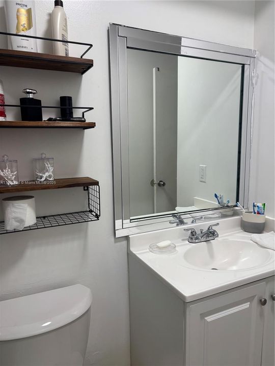 合同活跃: $230,000 (2 贝兹, 2 浴室, 1030 平方英尺)