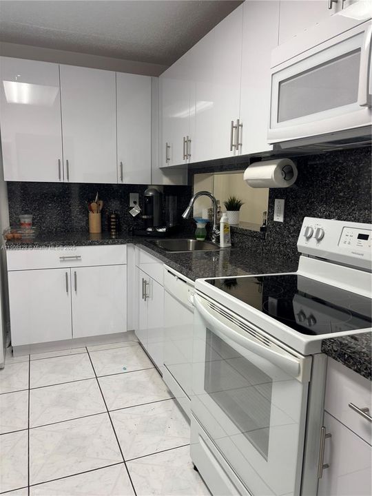 合同活跃: $230,000 (2 贝兹, 2 浴室, 1030 平方英尺)