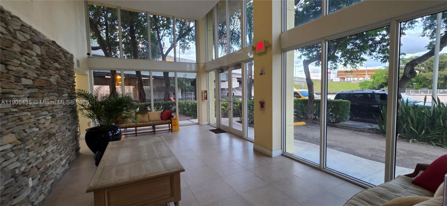 待售: $220,000 (1 贝兹, 1 浴室, 743 平方英尺)