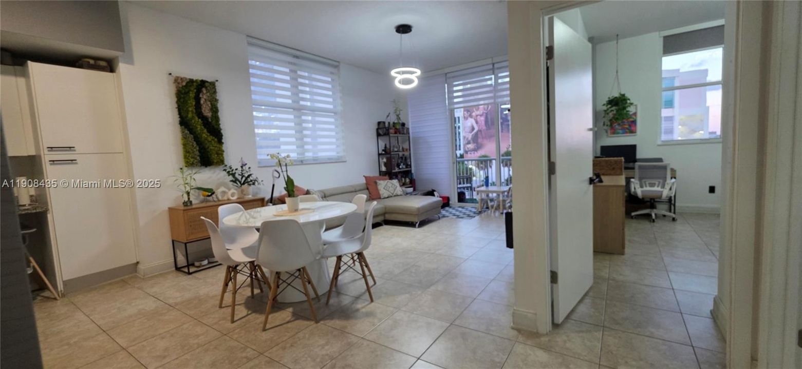 待售: $220,000 (1 贝兹, 1 浴室, 743 平方英尺)