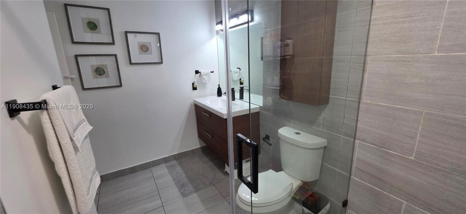 待售: $220,000 (1 贝兹, 1 浴室, 743 平方英尺)