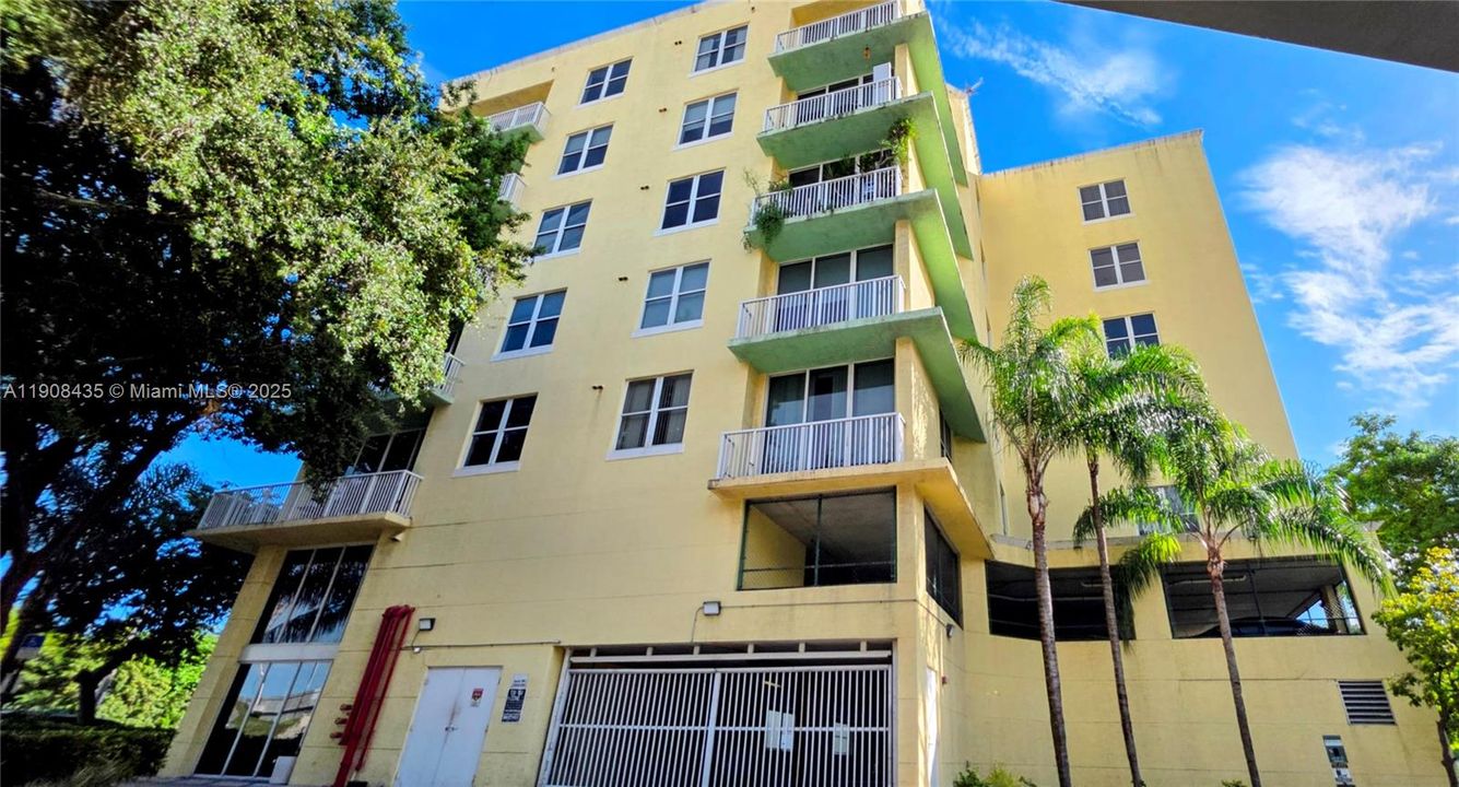 待售: $220,000 (1 贝兹, 1 浴室, 743 平方英尺)