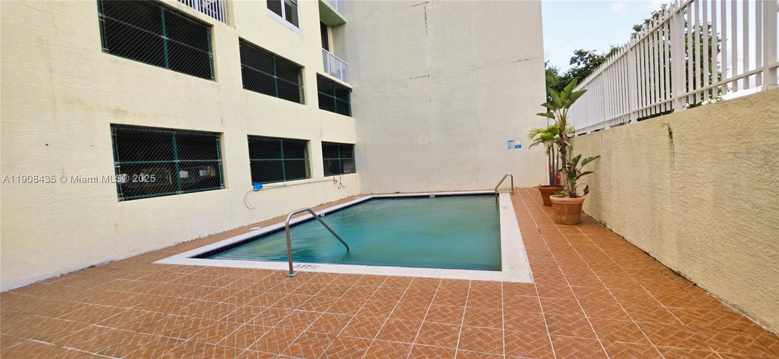 待售: $220,000 (1 贝兹, 1 浴室, 743 平方英尺)