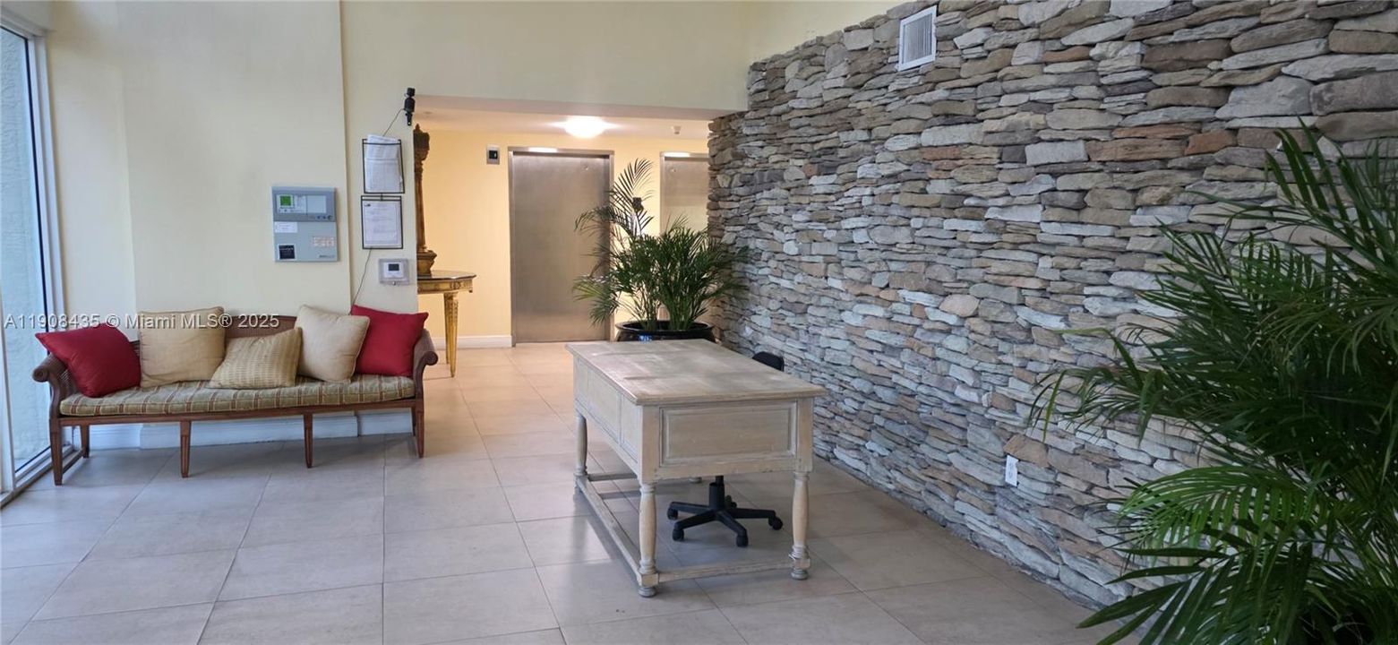 待售: $220,000 (1 贝兹, 1 浴室, 743 平方英尺)