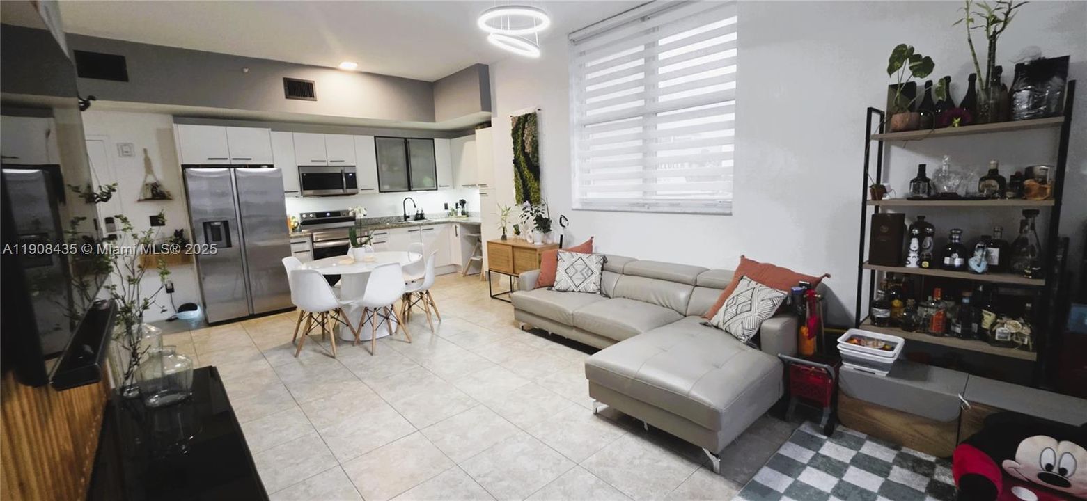 待售: $220,000 (1 贝兹, 1 浴室, 743 平方英尺)