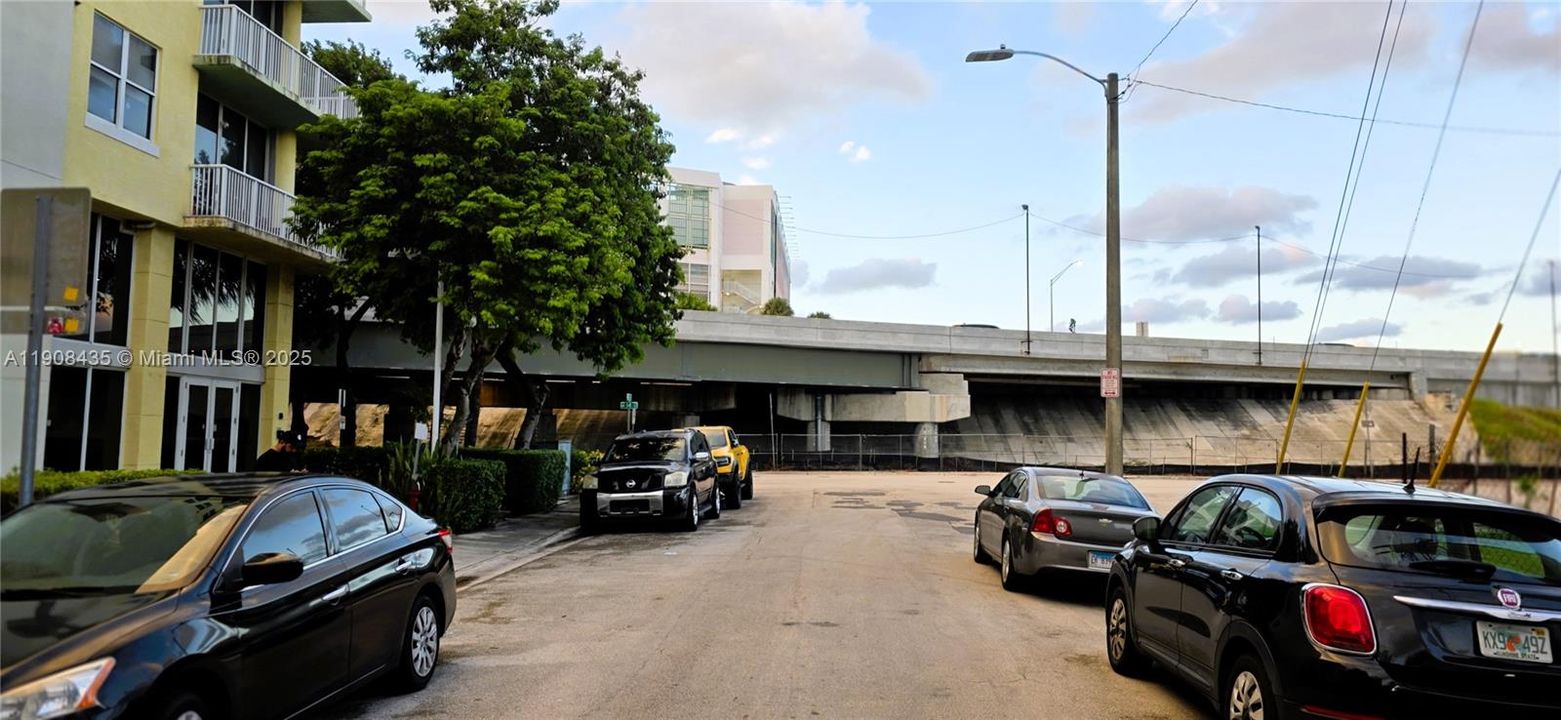 待售: $220,000 (1 贝兹, 1 浴室, 743 平方英尺)