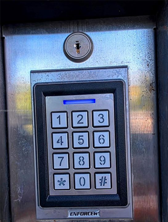 待售: $220,000 (1 贝兹, 1 浴室, 743 平方英尺)